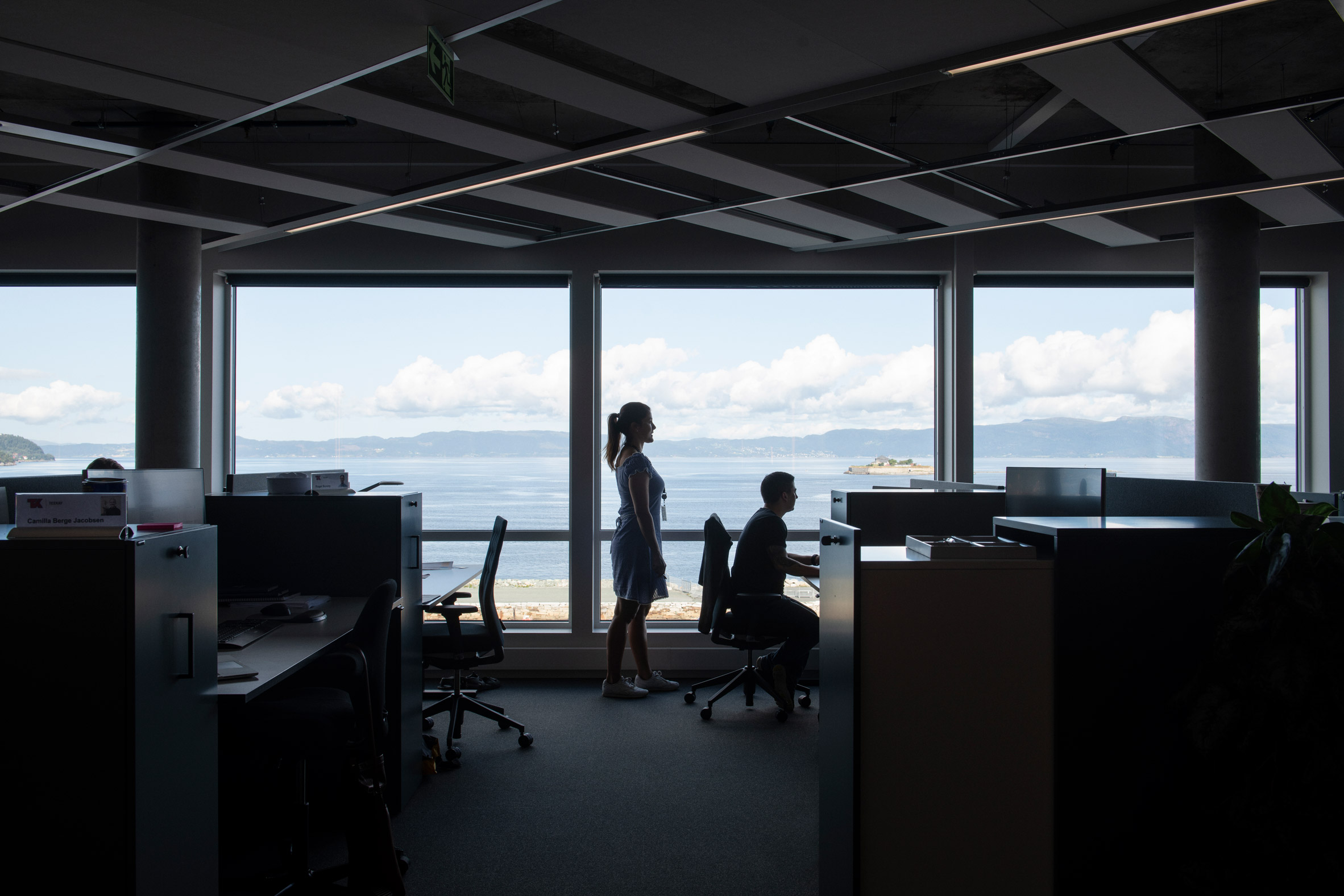 Moderne kontorlandskap med teknologi og samarbeid